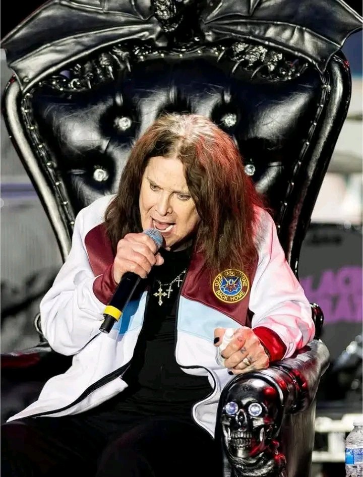  Back to The Beginning| Black Sabbath ya está en el soundcheck y luciendo su amor por el Aston Villa. Ozzy estará sentado durante su presentación. Back to The Beginning: Black Sabbath Begins Soundcheck at Villa Park — Ozzy Osbourne to Perform Seated, Band Shows Aston Villa Pride