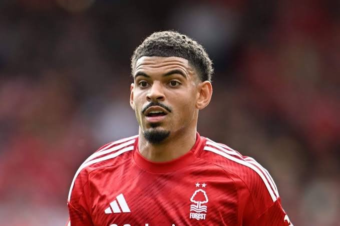 Nottingham Forest Midfielder Morgan Gibbs traveled to Texas to adopt a 3-year-old boy whose parents were swept away by floodwaters. After seeing the baby’s photo on social media, he immediately flew to Texas on a private jet and his next move shocked everyone…Read more: 