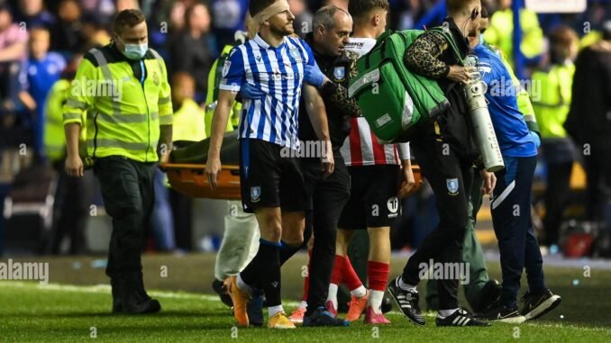 sam-hutchinson-5-of-sheffield-wednesday-leaves-the-field-with-a-head-injury-in-on-592022-photo-by-craig-thomasnews-imagessipa-usa-credit-sipa-usaalamy-live-news-2J7HPY3
