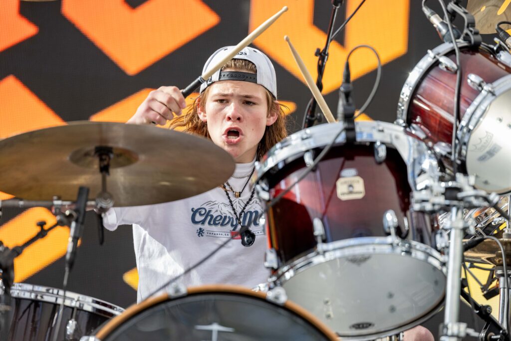 Just Now Shane Hawkins the great son of the great legend Taylor Hawkins is now the permanent drummer for foo fighters rock…👇👇