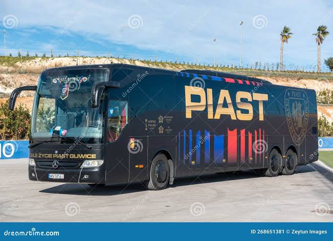 Kibice Piasta Gliwice zaskoczeni gestem byłego kapitana, który podarował klubowi nowy autobus