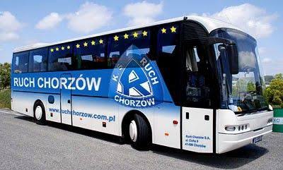 Kibice Ruchu Chorzów zachwyceni po tym, jak były kapitan podarował klubowi nowy autobus